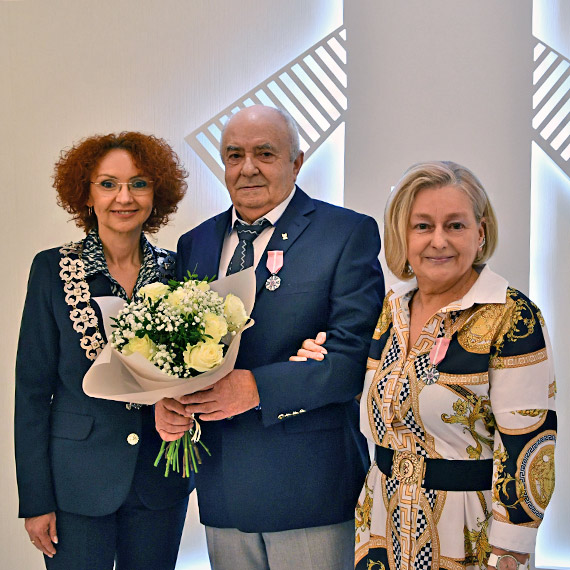 Jubilaci odebrali medale za dugoletnie poycie maeskie