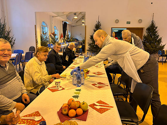Opłatek, barszcz z uszkami, kapusta z grochem. Wigilia dla potrzebujących w Świnoujściu