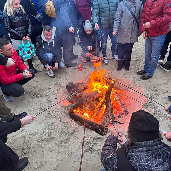Zimowy piknik na plaży przyciągnął tłumy mieszkańców i turystów