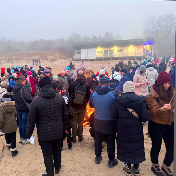 Zimowy piknik na plaży przyciągnął tłumy mieszkańców i turystów