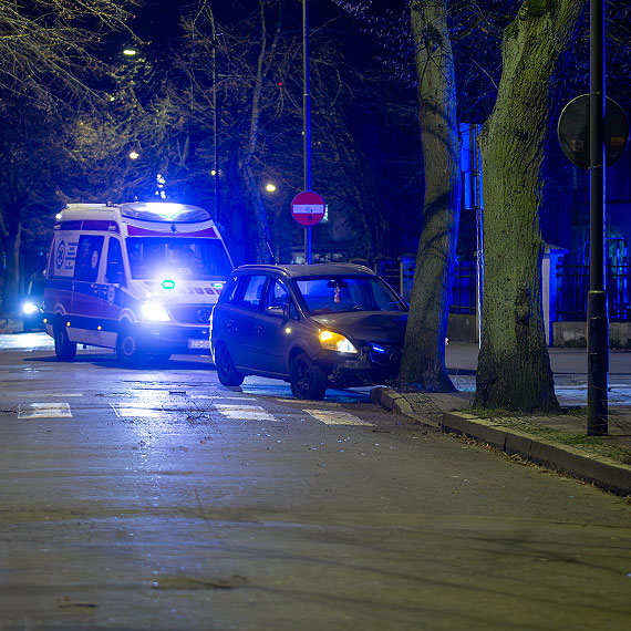 Groźny wypadek na ulicy Piłsudskiego – 30-latek uderzył samochodem w drzewo