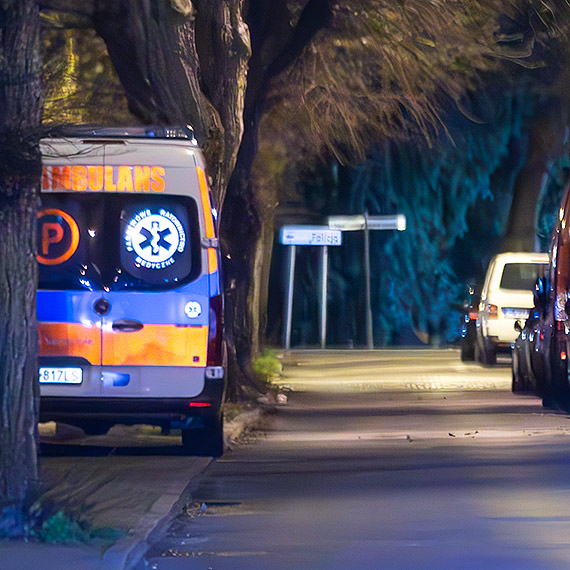Groźny wypadek na ulicy Piłsudskiego – 30-latek uderzył samochodem w drzewo