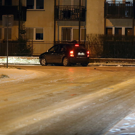 Mieszkańcy osiedla Platan walczą z lodowiskiem na ulicach