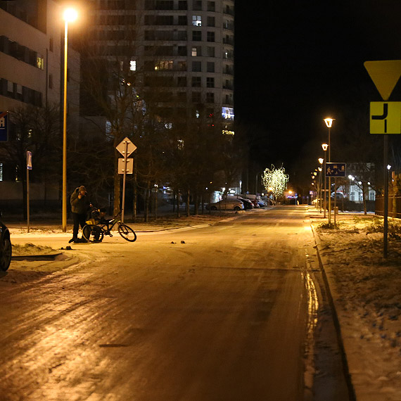 Mieszkańcy osiedla Platan walczą z lodowiskiem na ulicach