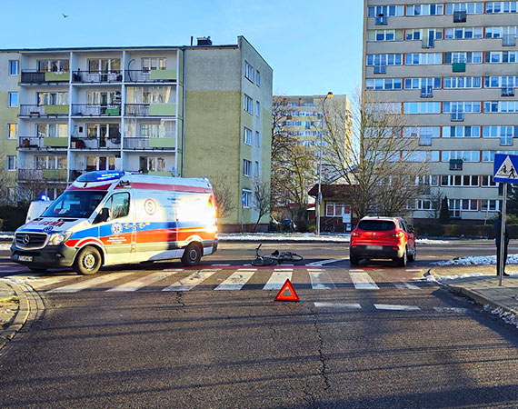 Potrącenie rowerzysty: mężczyzna trafił do szpitala