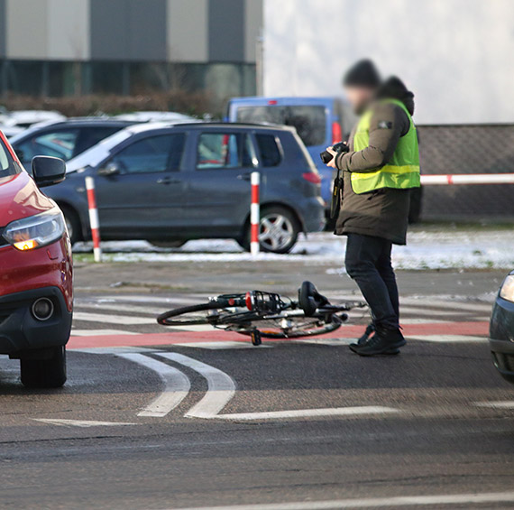 Potrącenie rowerzysty: mężczyzna trafił do szpitala