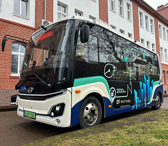 „Wygodny, zwinny i krótki”. Rozpoczęły się testy elektrycznego autobusu