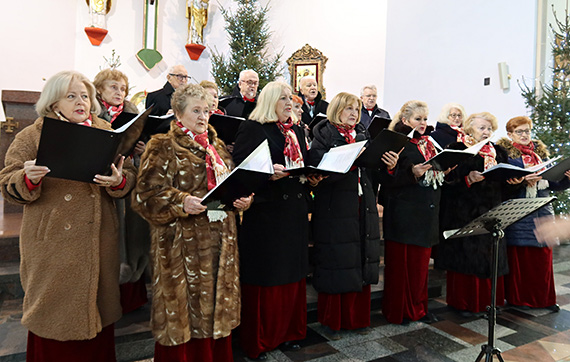 Chór „Kantylena” i „Chwaty”. „Świnoujskie wniebogłosy” kolędowały w kościele pw. Świętych Stanisława i Bonifacego Biskupów i Męczenników