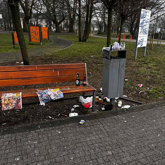 Problem z czystością na Platanie – śmieci przy placu zabaw