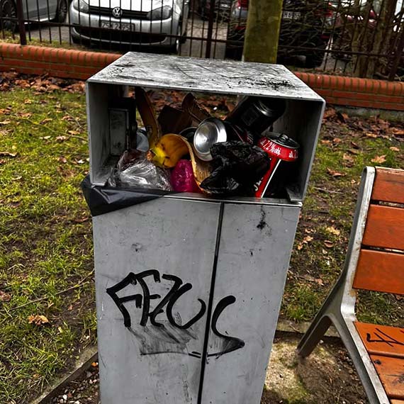 Problem z czystością na Platanie – śmieci przy placu zabaw