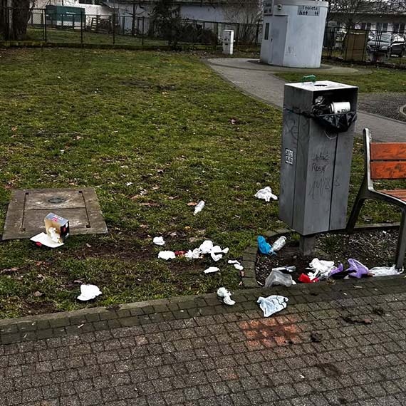 Problem z czystością na Platanie – śmieci przy placu zabaw