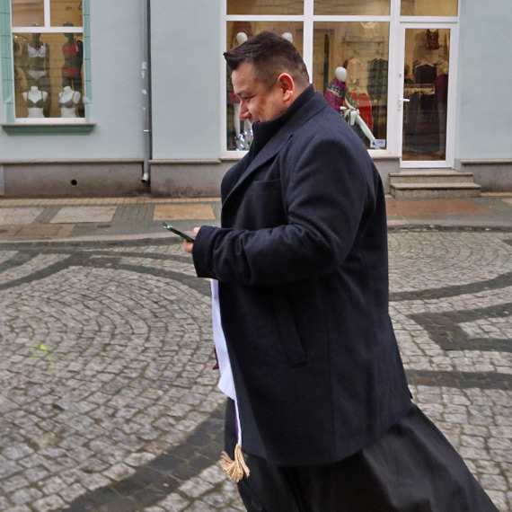 Chorzy czekają na posługę. Księdza poprowadzi... smartfon