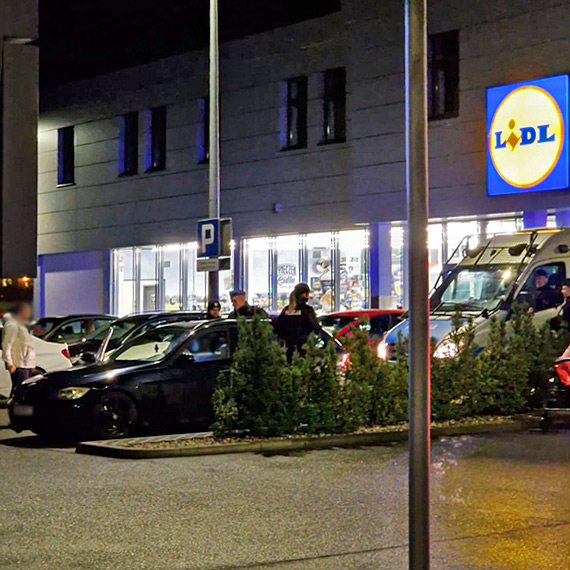 Kierowca bez uprawnień zatrzymany pod Lidlem