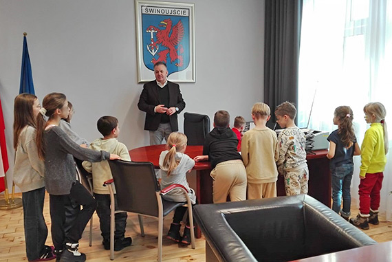 Dzieci z Klubu 8 Flotylli Obrony Wybrzeża odwiedziły Urząd Miejski w Świnoujściu