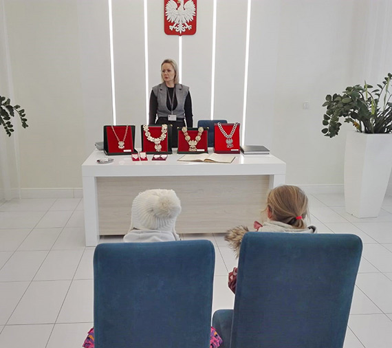 Dzieci z Klubu 8 Flotylli Obrony Wybrzeża odwiedziły Urząd Miejski w Świnoujściu