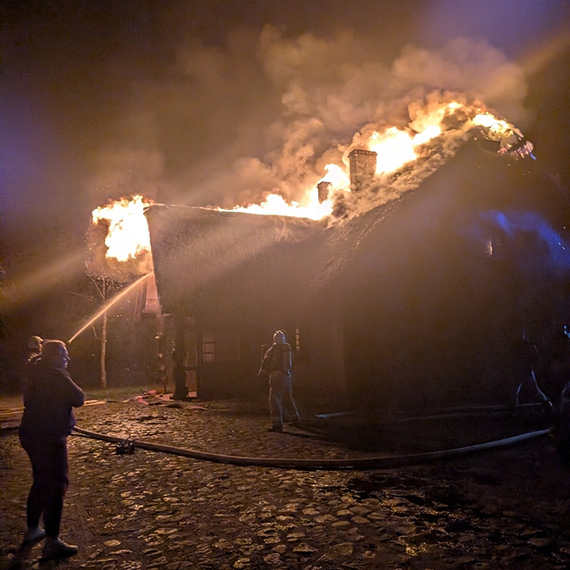 Tragiczny poar w Wapnicy – rodzina z dziemi stracia dom. Pommy im przetrwa zim i odbudowa przyszo!