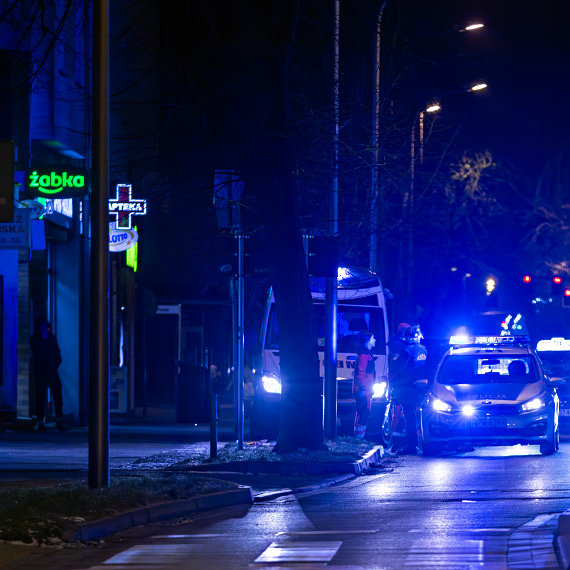 Nietrzeźwy mężczyzna pod opieką policji – interwencja ratowników medycznych