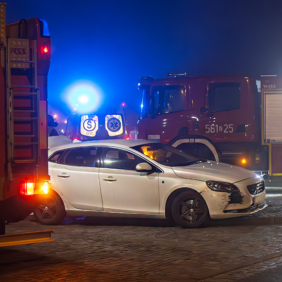 Kolizja dwóch aut na ulicy Matejki. Dwie osoby poszkodowane odmówiły transportu do szpitala