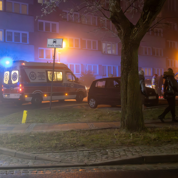 Kolizja dwóch aut na ulicy Matejki. Dwie osoby poszkodowane odmówiły transportu do szpitala