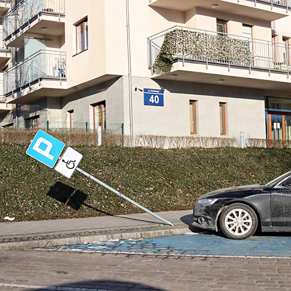 Znikajcy znak przy ulicy Sowackiego – miejsce dla osb niepenosprawnych bez oznakowania pionowego