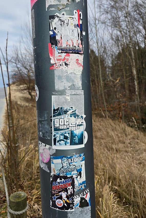 Kosztowne usuwanie nalepek ze znaków drogowych, przystanków i ulicznych latarni
