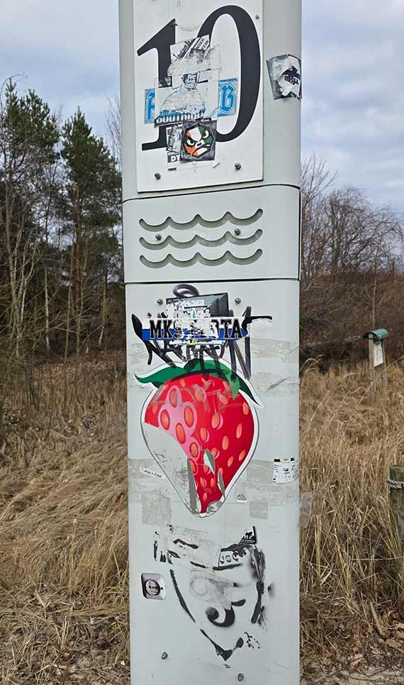 Kosztowne usuwanie nalepek ze znaków drogowych, przystanków i ulicznych latarni