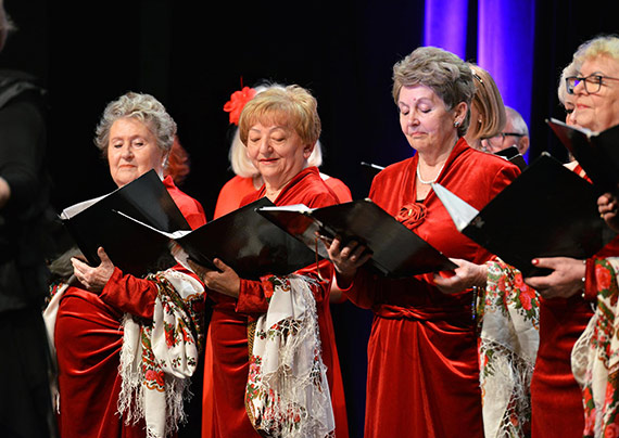 Na Dzień Kobiet instrumentaliści i chóry Miejskiego Domu Kultury zafundowały Paniom porywającą muzyczną wiązankę