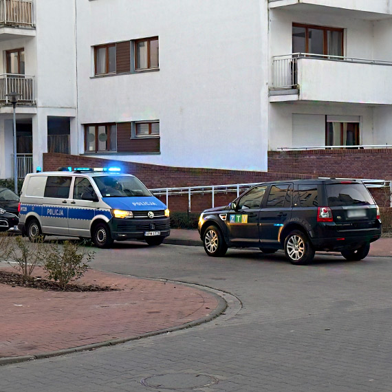 Potrcenie starszej kobiety na osiedlu Platan – trafia do szpitala