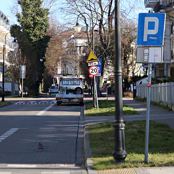 Krzywe znaki w nadmorskiej dzielnicy