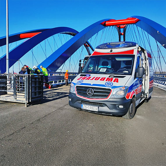 Wypadek na budowie mostu w Wolinie: pracownik spad z wysokoci