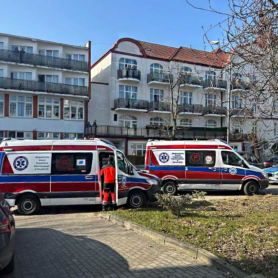 Agresywny syn zaatakował matkę i groził jej nożem. Chwilę później kobieta stała się jego zakładniczką