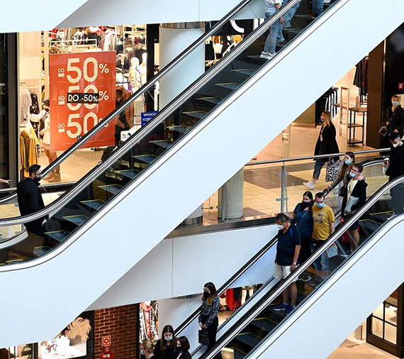 Wyprzedae. Platformy e-commerce sukcesywnie odbieraj ruch galeriom i centrom handlowym