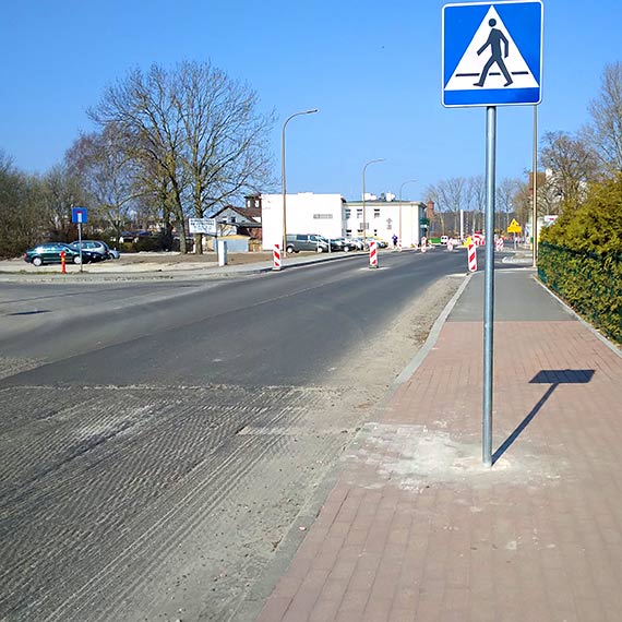Nowy znak – stary problem. Na Warszowie kolejny supek na rodku cieki pieszo-rowerowej