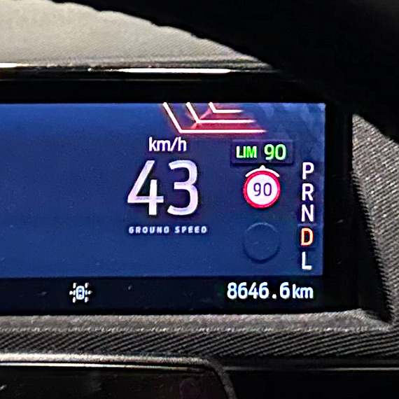 Cud w tunelu? Samochd „zobaczy” 90 km/h, cho znak pokazywa 50!
