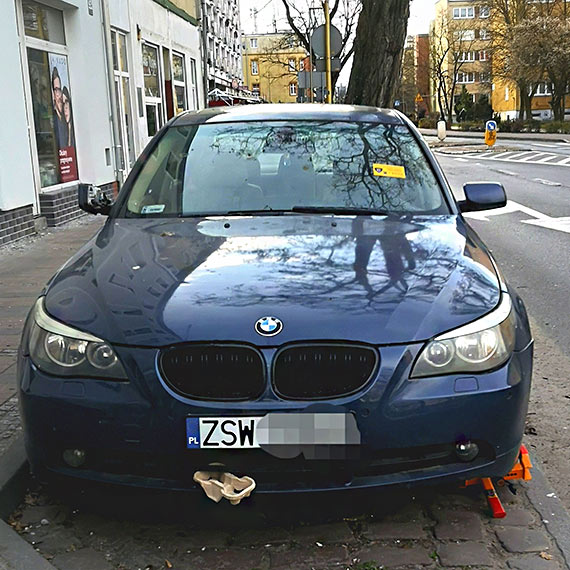 Kierowca zignorował znak i zablokował zatoczkę. Reakcja straży miejskiej