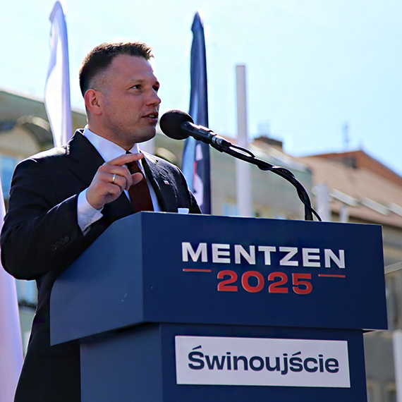 Sawomir Mentzen przemawia w winoujciu. Modzi na przodzie, pytania o realne poparcie i kontrowersje. Zobacz film!