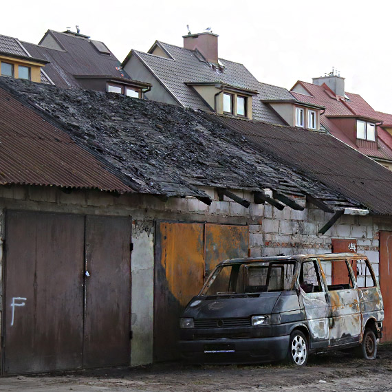 Poar garau przy ul. Rycerskiej. Spon Volkswagen Transporter