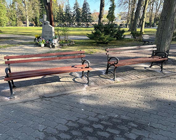Nowe ławki ustawiono przy kaplicy na cmentarzu