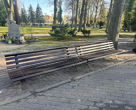 Nowe ławki ustawiono przy kaplicy na cmentarzu