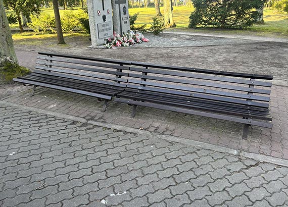 Nowe ławki ustawiono przy kaplicy na cmentarzu