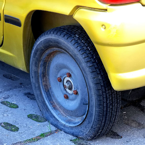 Parking przy cmentarzu na Karsiborskiej zawalony wrakami? Mieszkańcy mają dość!