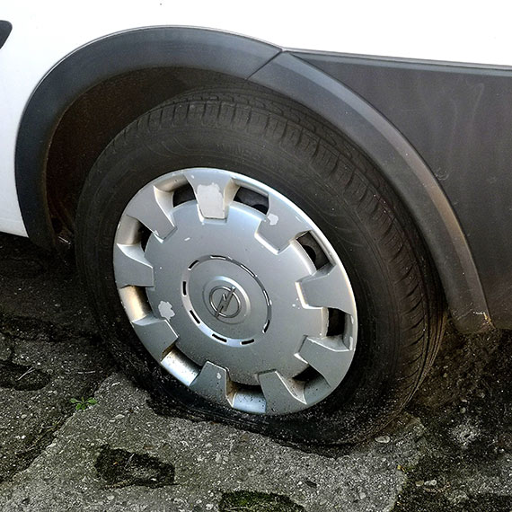 Parking przy cmentarzu na Karsiborskiej zawalony wrakami? Mieszkańcy mają dość!