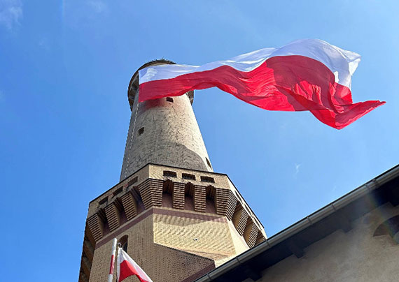 Najwiksza i najpikniejsza – biao-czerwona zaopocze na latarni morskiej w winoujciu