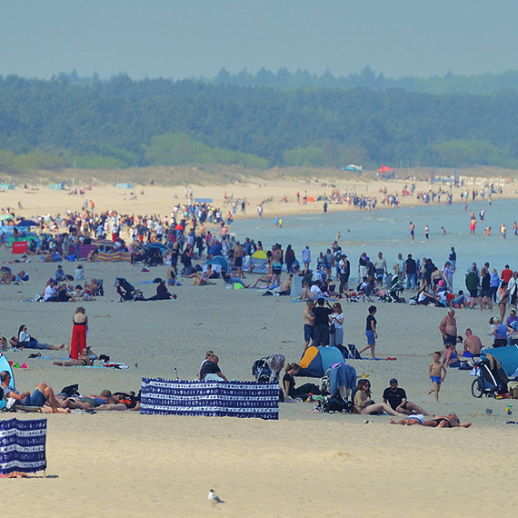 Helikopter nad głowami plażowiczów. „To nie atrakcja, tylko hałas!”