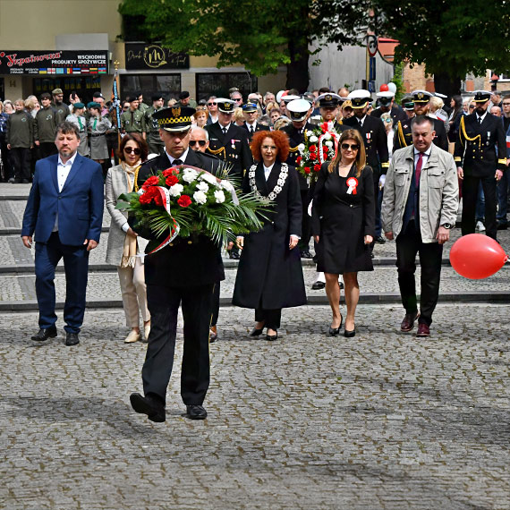 Paradny przemarsz i majowe świętowanie pod pomnikiem