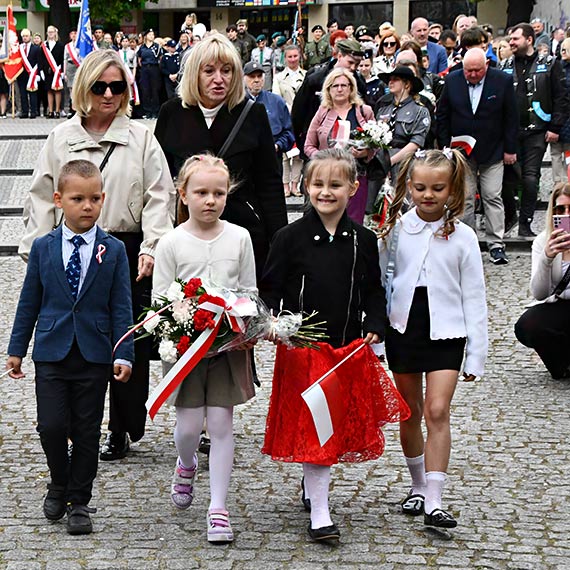 Paradny przemarsz i majowe świętowanie pod pomnikiem