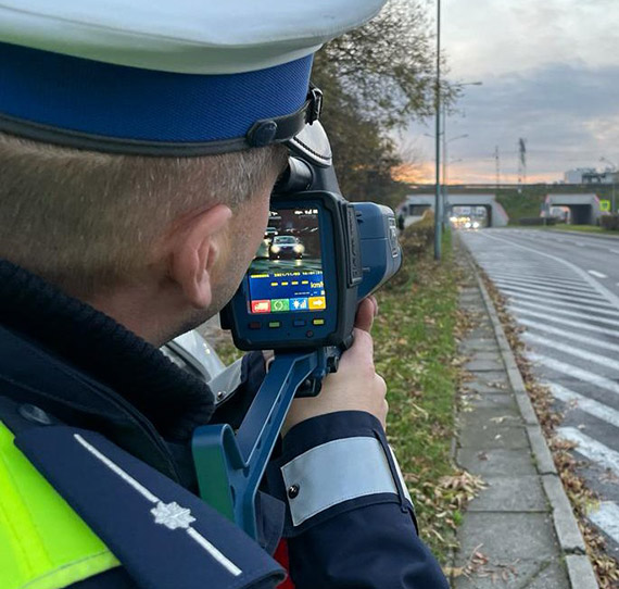 5 tysicy mandatu i 15 punktw karnych dla pirata drogowego, ktry pdzi 141 km/h w terenie zabudowanym. Srogi fina nocnej jazdy!