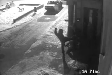 Film z ulicznego pobicia trafi do sieci. Policja szuka bandytw