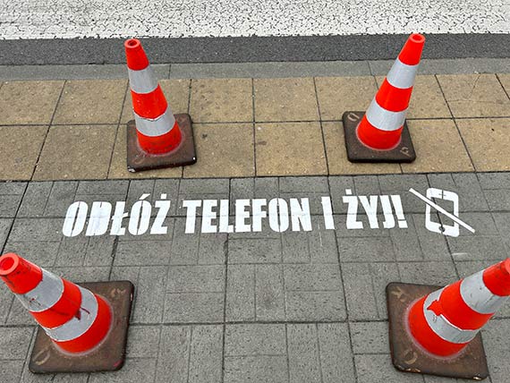 „Odłóż telefon i żyj” - trwa malowanie napisów przed przejściami dla pieszych