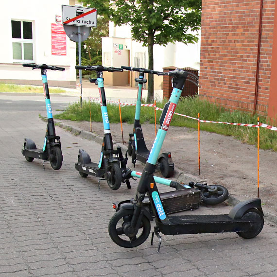 Bezmyślność na dwóch kółkach. Hulajnogi blokują drogę